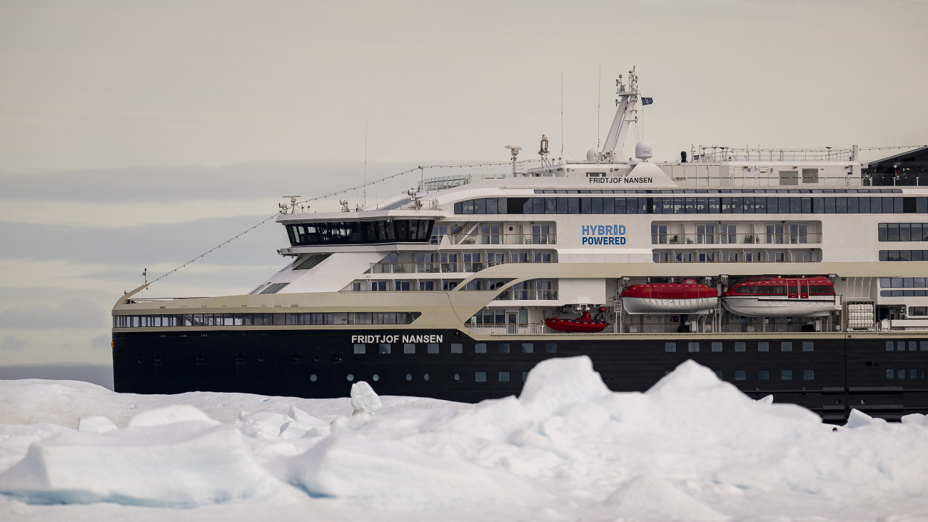 20250709_34_IceLanding_GeraldinePrince